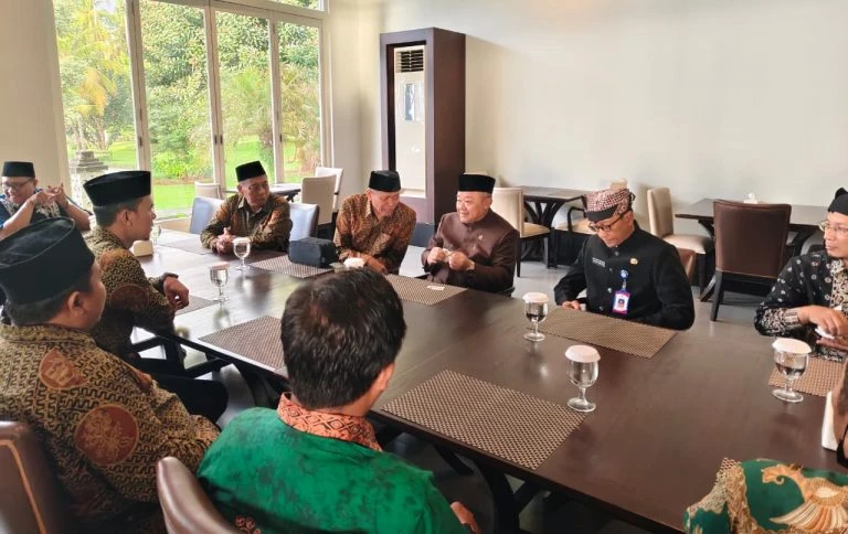 Gambar Bertemu Kepala Sekolah Muhammadiyah di Banyuwangi, Begini Pesan Mendikdasmen Abdul Mu’ti